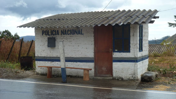 Polizeiposten entlang der Straße.