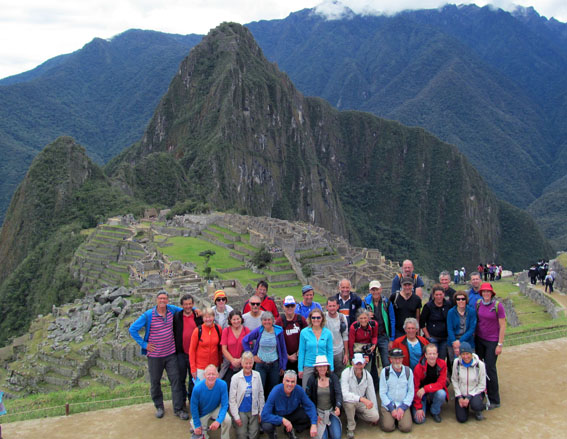 Gruppenfoto vor Machu Picchu. Der steile Zahn im Hintergrund ist der frühmorgens erkletterte Wayhna Picchu.
